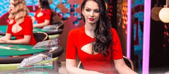 Người chơi Việt Nam tham gia bàn Baccarat live casino trên điện thoại tại 66win33